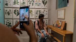 joven tomando foto en panoptico