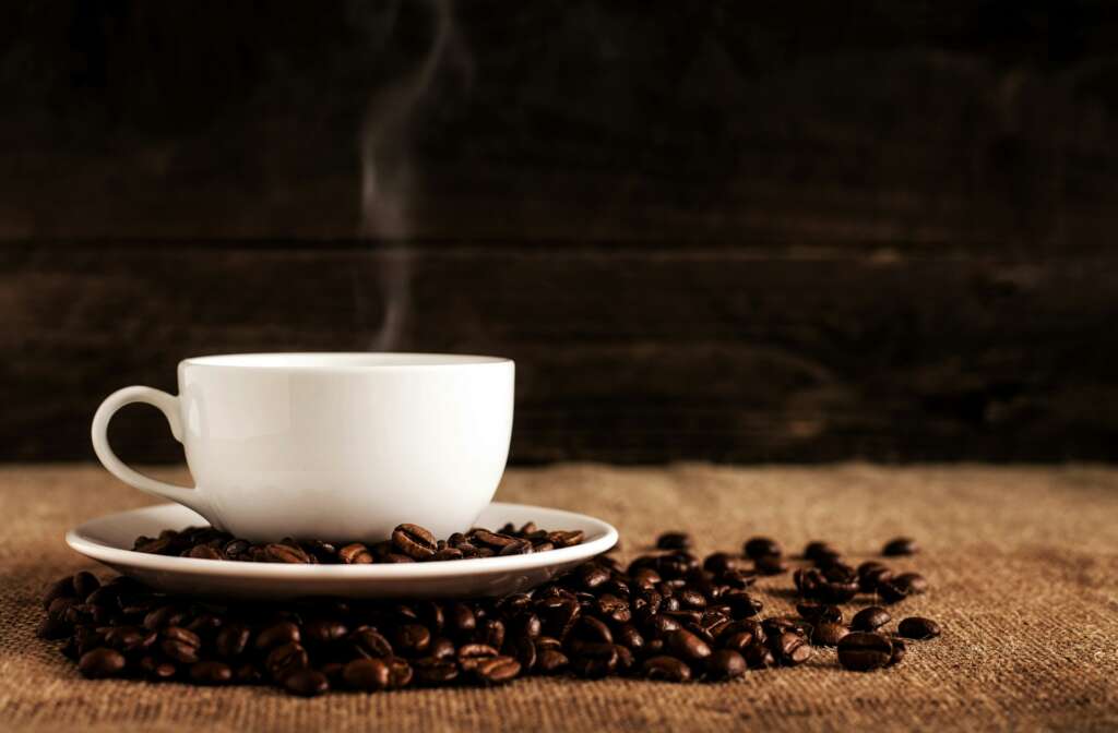 Taza de café humeante