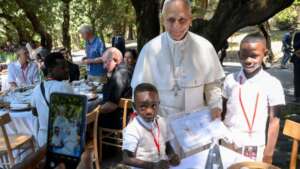 El Papa con dos niños presentes en el almuerzo (@Vatican Media)