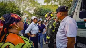 imagen de la gobernadora y equipo de bomberos y desastres
