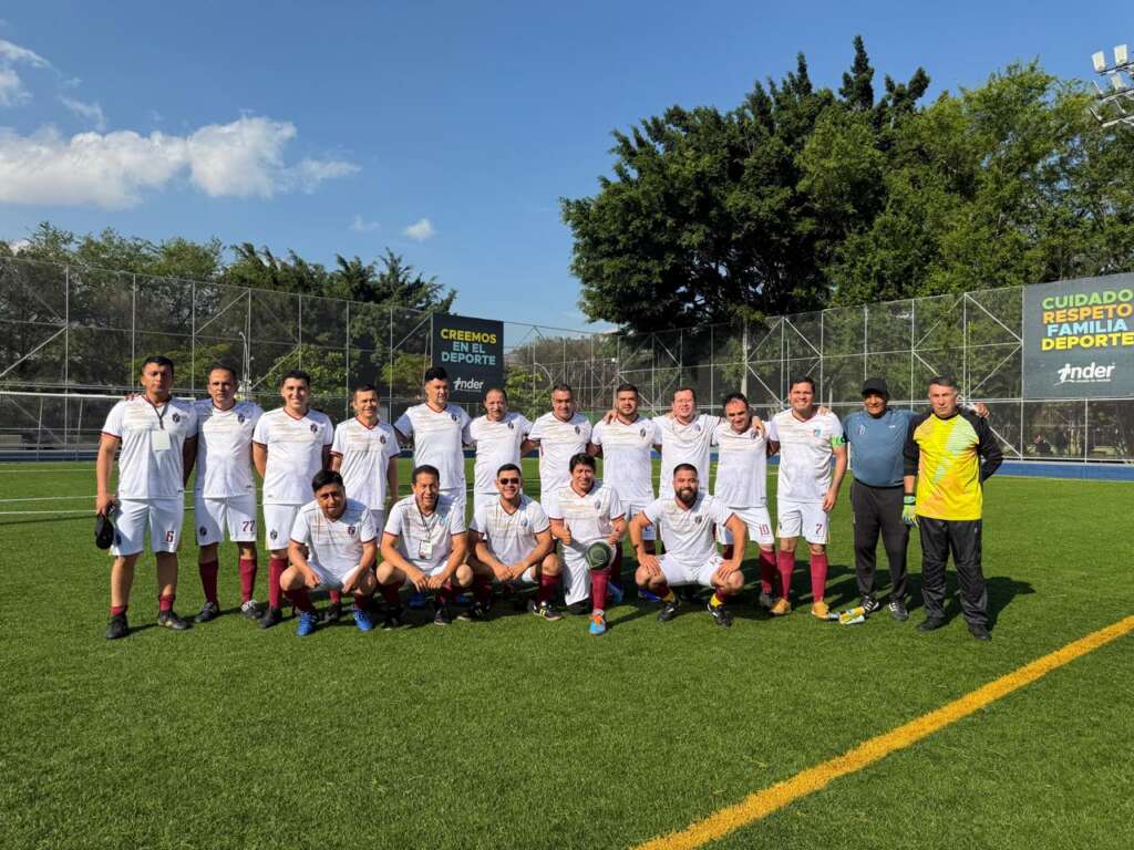 Sacerdotes jugando futbol
