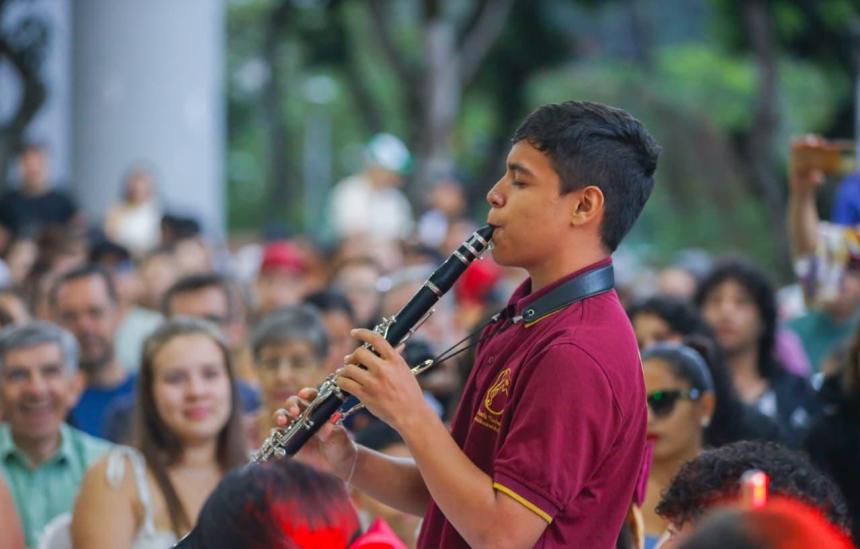 Niño tocando clarinete
